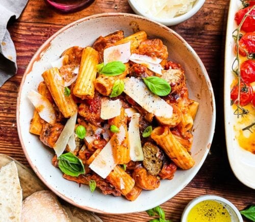 spicy tomato and sausage rigatoni with nutritional yeast and sundried tomatoes