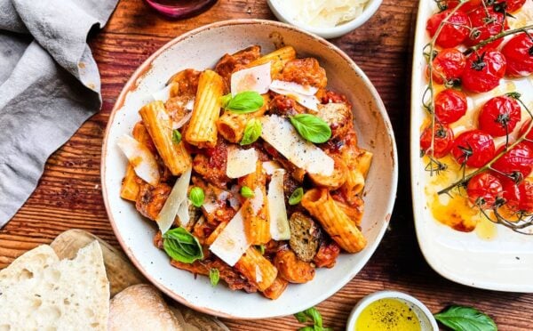 spicy tomato and sausage rigatoni with nutritional yeast and sundried tomatoes