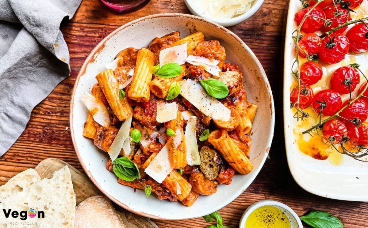 spicy tomato and sausage rigatoni with nutritional yeast and sundried tomatoes