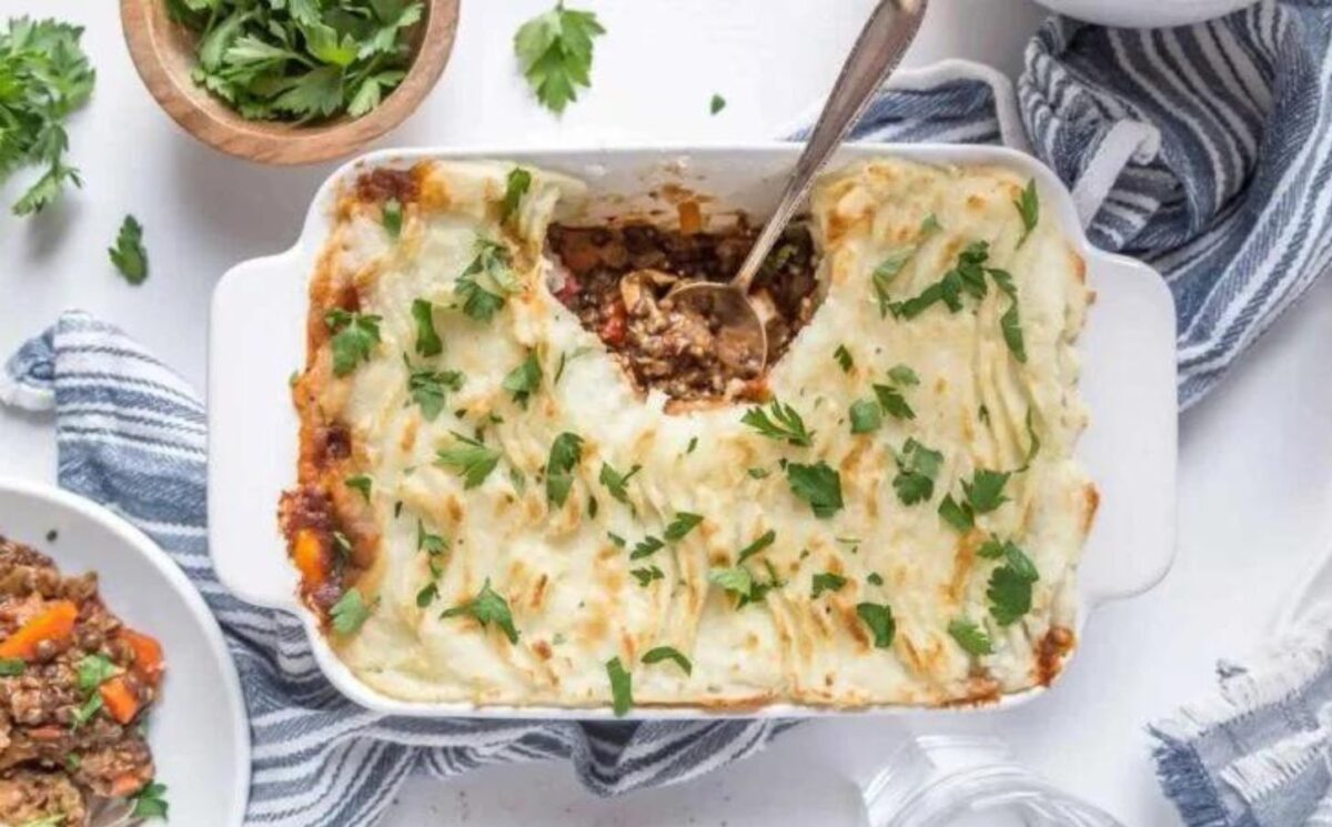 a picture of a meat-free cottage pie for vegan British recipes