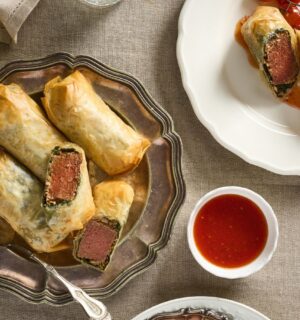 mini flank steak wellingtons with tomato and chili chutney