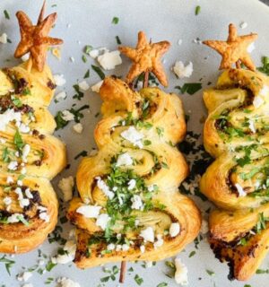 simple pesto puff pastry trees with vegan ingredients for Christmas