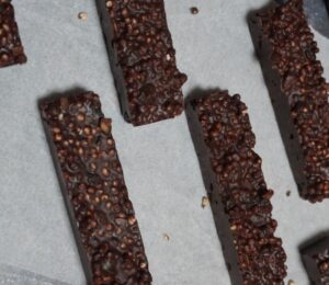 pop quinoa chocolate bars with cranberries, pop quinoa, pumpkin seeds, and peanut butter