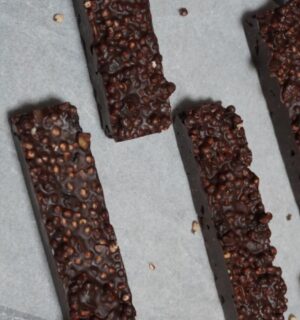 pop quinoa chocolate bars with cranberries, pop quinoa, pumpkin seeds, and peanut butter
