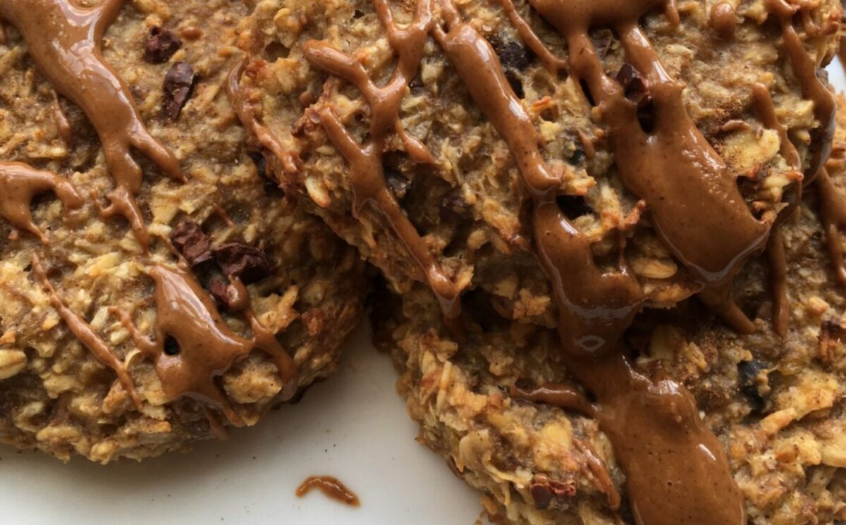 vegan banana oat cookies with peanut butter