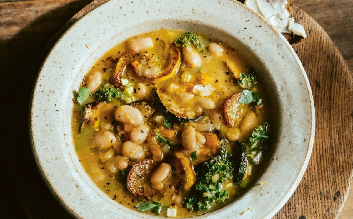 courgette, leek, white bean and kale stew with white wine and garlic for affordable and easy vegan recipes