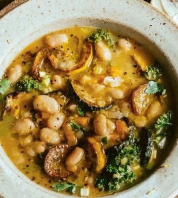 courgette, leek, white bean and kale stew with white wine and garlic for affordable and easy vegan recipes