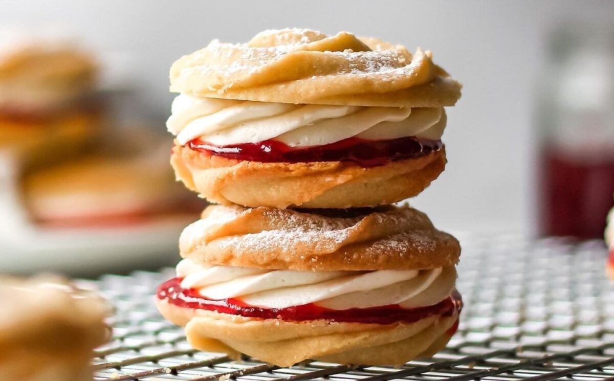 vegan Viennese whirls with jam and cream