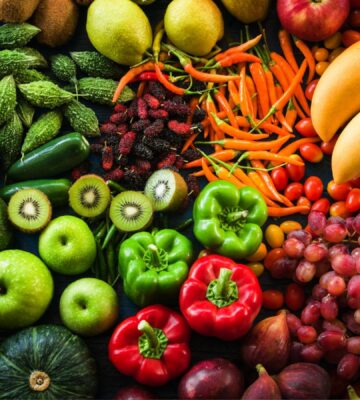 Fresh fruits and vegetables illustrate whole-food plant-based eating patterns examined in the vegan inflammation study