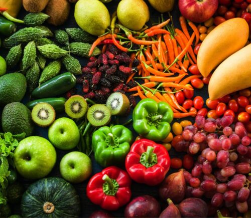 Fresh fruits and vegetables illustrate whole-food plant-based eating patterns examined in the vegan inflammation study