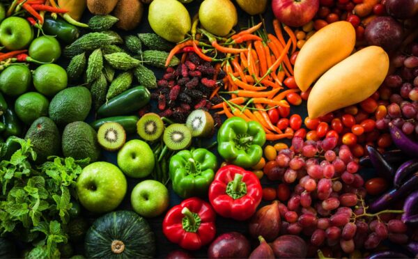 Fresh fruits and vegetables illustrate whole-food plant-based eating patterns examined in the vegan inflammation study