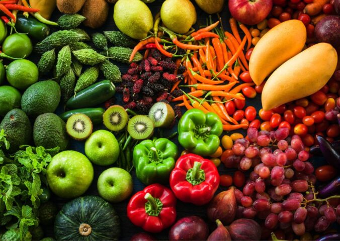 Fresh fruits and vegetables illustrate whole-food plant-based eating patterns examined in the vegan inflammation study