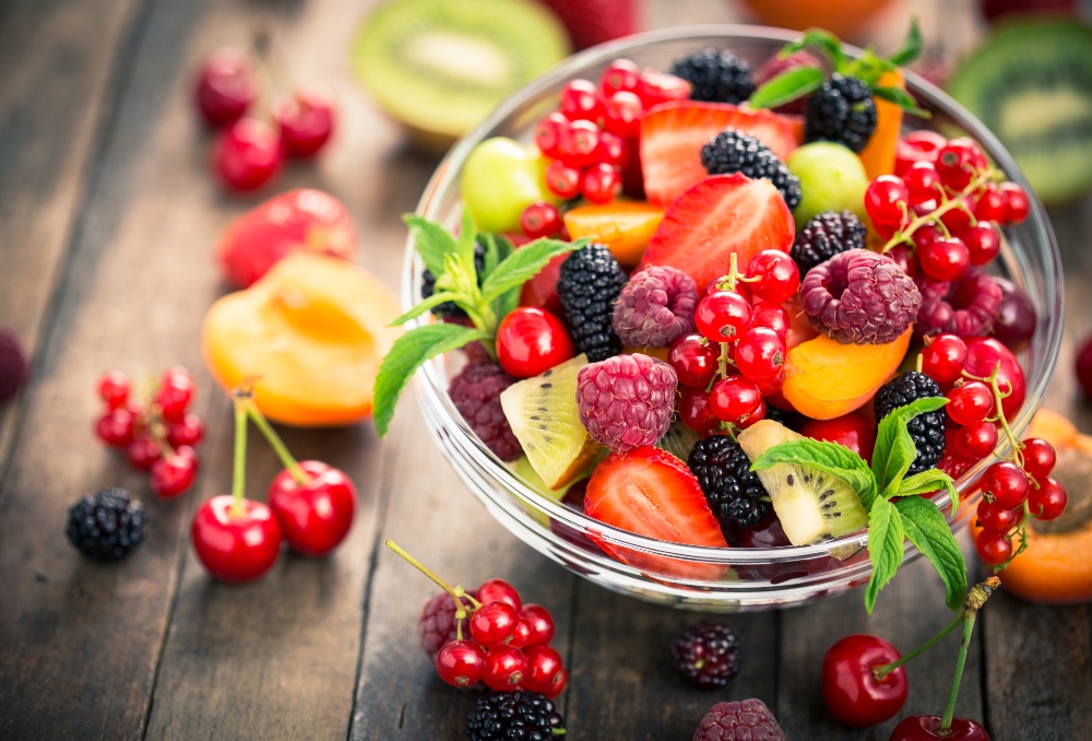 A bowl of fruit salad, to illustrate the potential health benefits of eating fruit early in the day, according to meal timing research