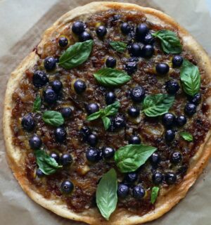 heart-healthy blueberry pizza with onions