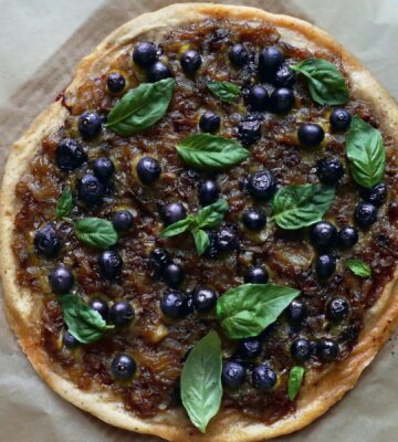 heart-healthy blueberry pizza with onions