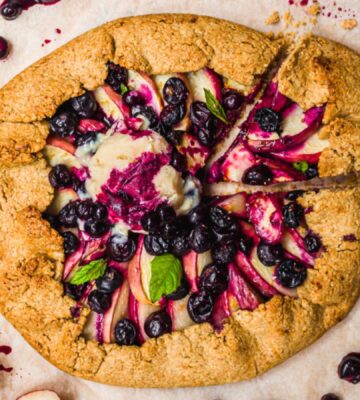 a nectarine and blueberry galette with vegan pastry made of oats for picnic recipes
