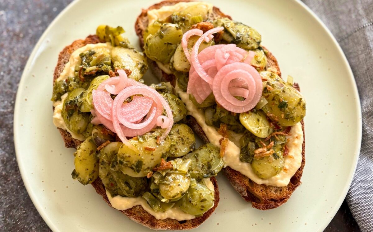 vegan pesto butter beans with leeks, onions, nutritional yeast ,etc