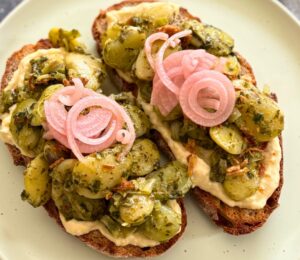 vegan pesto butter beans with leeks, onions, nutritional yeast ,etc