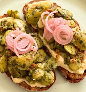 vegan pesto butter beans with leeks, onions, nutritional yeast ,etc