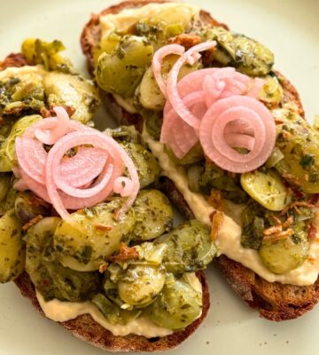 vegan pesto butter beans with leeks, onions, nutritional yeast ,etc