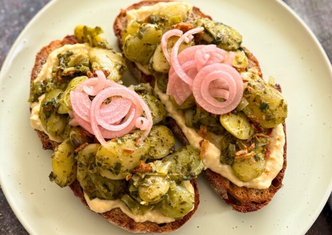 vegan pesto butter beans with leeks, onions, nutritional yeast ,etc