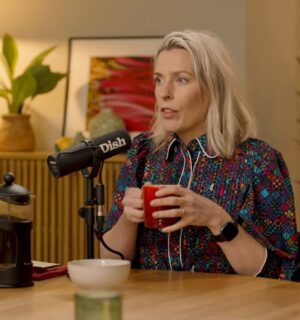 Photo shows vegan comedian Sara Pascoe during a recent appearance on the Dish podcast, where she said, “I love not eating animals”