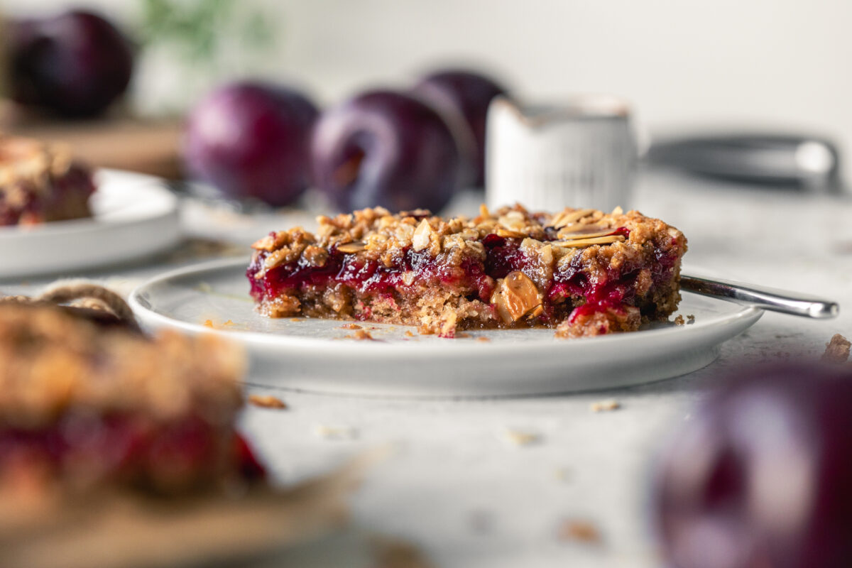 almond and plum sheet cake with cinnamon, almond flour and oats