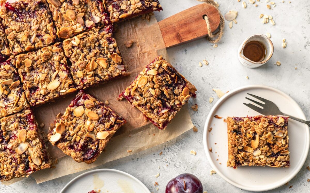 almond and plum sheet cake with cinnamon, almond flour and oats