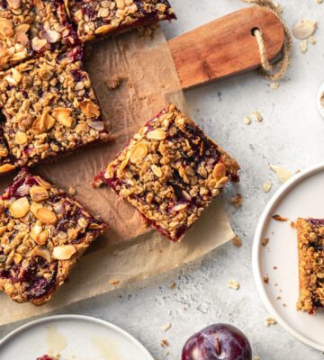almond and plum sheet cake with cinnamon, almond flour and oats