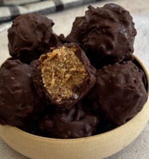 Banana And Peanut Butter Truffles with digestives and vanilla