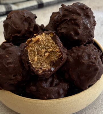 Banana And Peanut Butter Truffles with digestives and vanilla