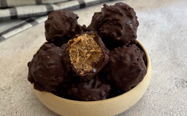 Banana And Peanut Butter Truffles with digestives and vanilla