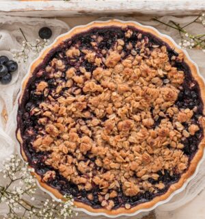 blueberry crumble pie with vegan ingredients and oat crumble