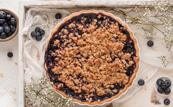 blueberry crumble pie with vegan ingredients and oat crumble