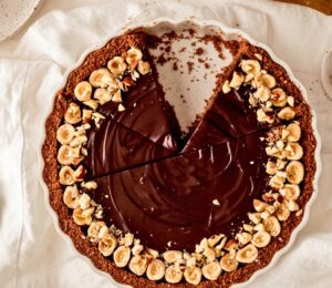 creamy nutella pie with vegan ingredients, graham crackers, hazelnuts, coconut milk
