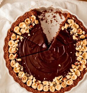 creamy nutella pie with vegan ingredients, graham crackers, hazelnuts, coconut milk