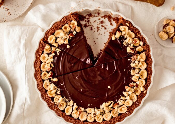 creamy nutella pie with vegan ingredients, graham crackers, hazelnuts, coconut milk