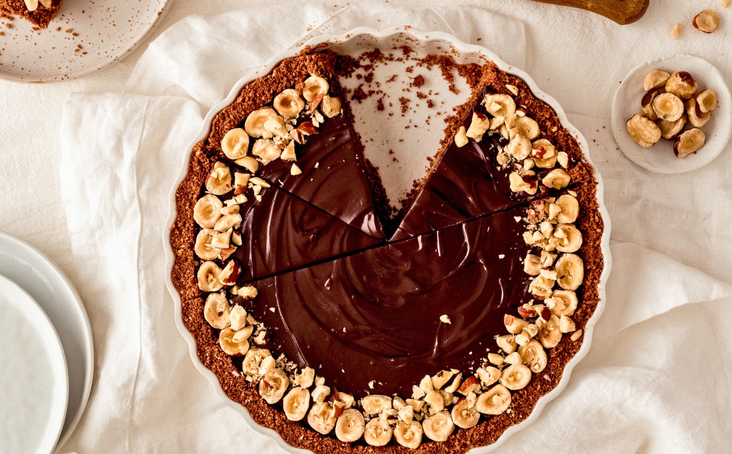 creamy nutella pie with vegan ingredients, graham crackers, hazelnuts, coconut milk