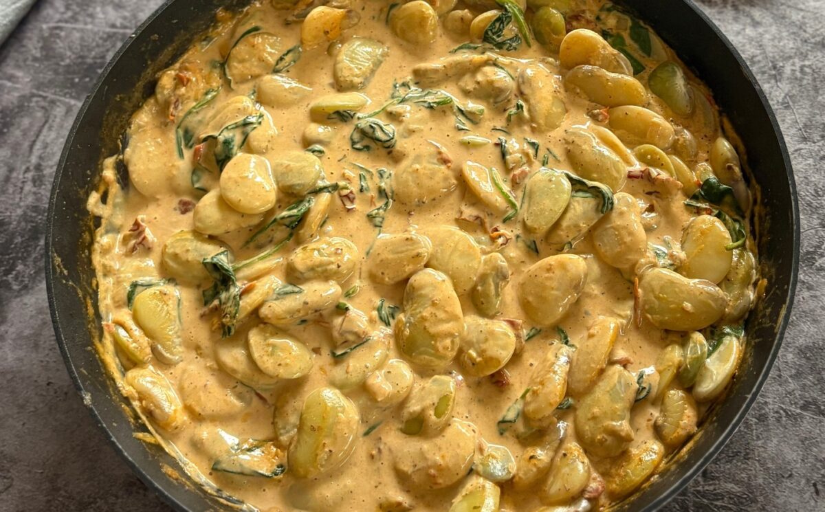 creamy harissa butter beans with sun-dried tomato oil, soy cream, spinach and garlic