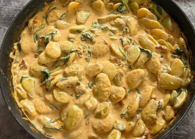 creamy harissa butter beans with sun-dried tomato oil, soy cream, spinach and garlic