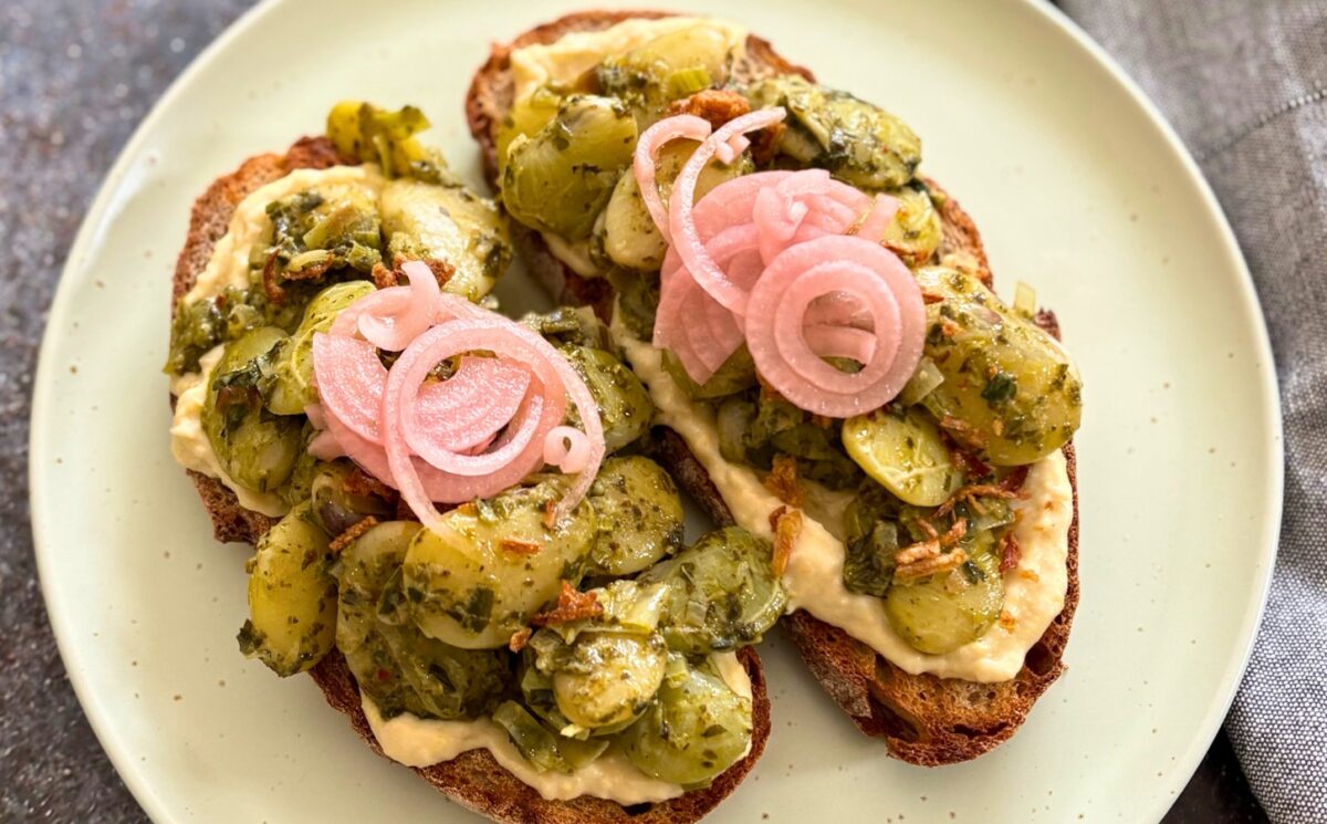 pesto butter beans with leeks, onions, nutritional yeast ,etc for quick vegan summer lunch ideas