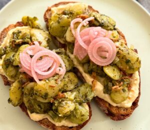 pesto butter beans with leeks, onions, nutritional yeast ,etc for quick vegan summer lunch ideas