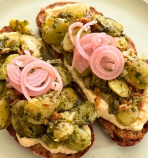 pesto butter beans with leeks, onions, nutritional yeast ,etc for quick vegan summer lunch ideas