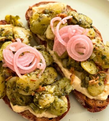 pesto butter beans with leeks, onions, nutritional yeast ,etc for quick vegan summer lunch ideas