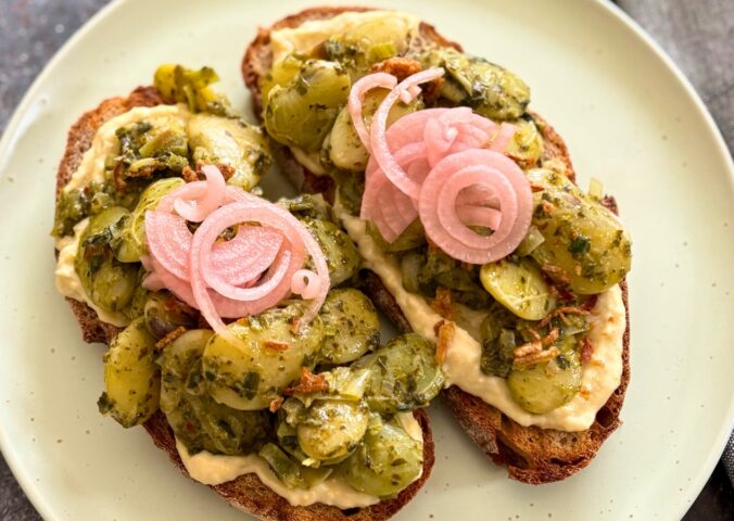 pesto butter beans with leeks, onions, nutritional yeast ,etc for quick vegan summer lunch ideas