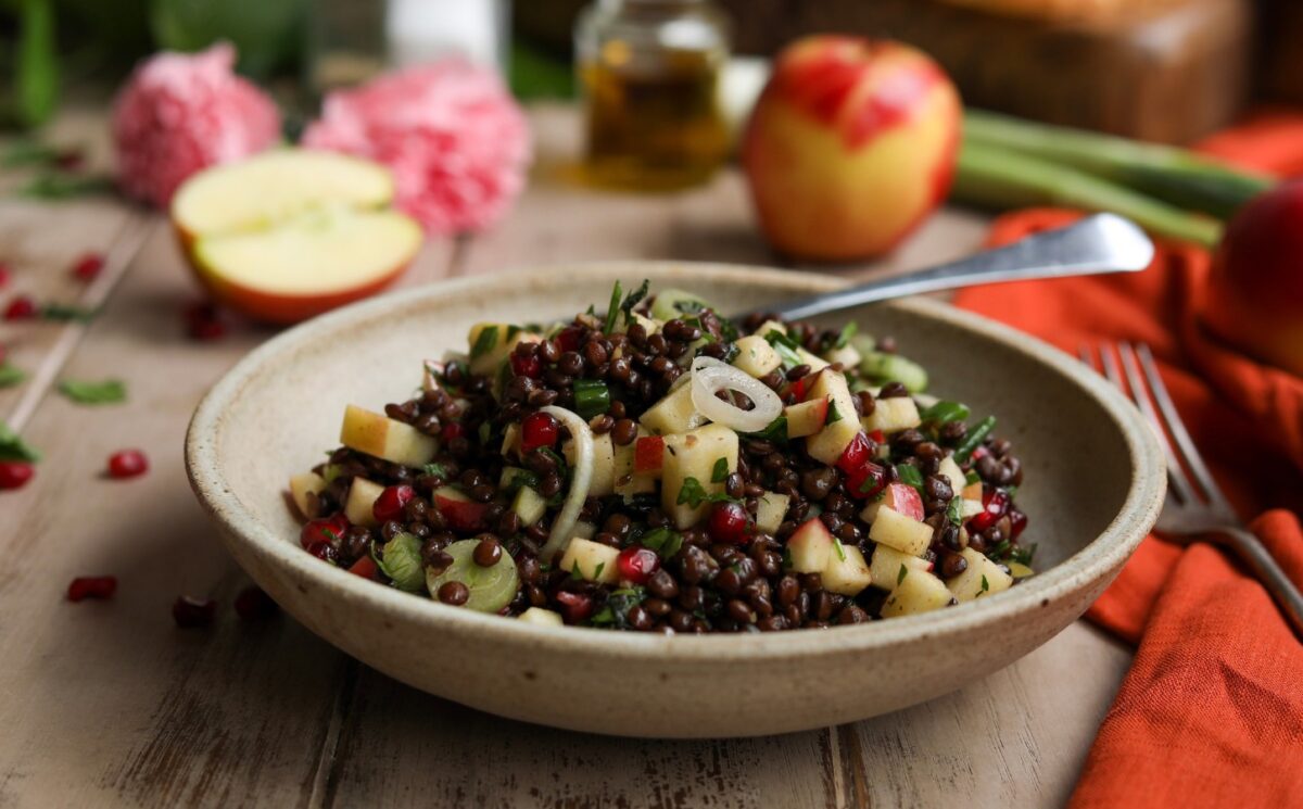 vegan apple summer salad with pomegranate, lentils, and mint for quick vegan summer lunch ideas