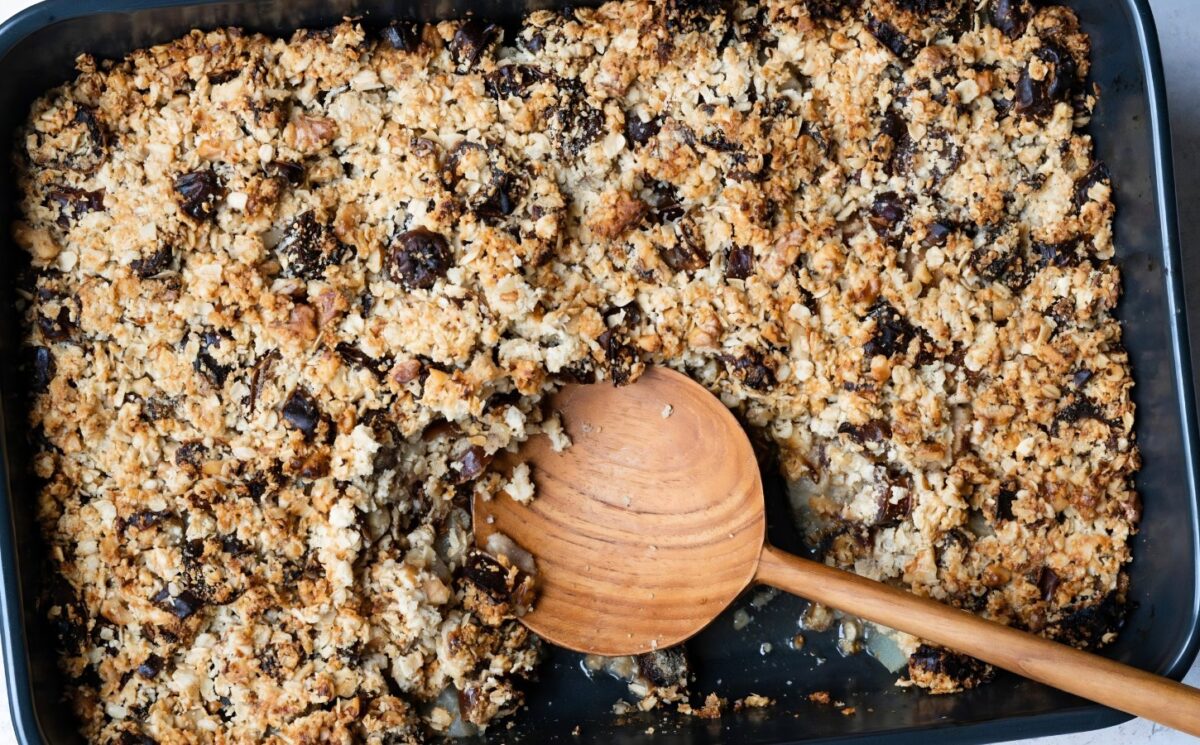 vegan spiced pear crumble with pears, dates, and walnuts