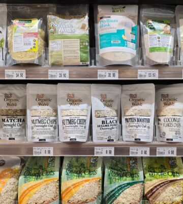 Organic superfoods displayed on a supermarket shelf to illustrate foods linked to tripling fiber intake