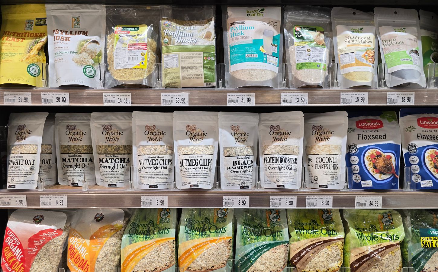 Organic superfoods displayed on a supermarket shelf to illustrate foods linked to tripling fiber intake