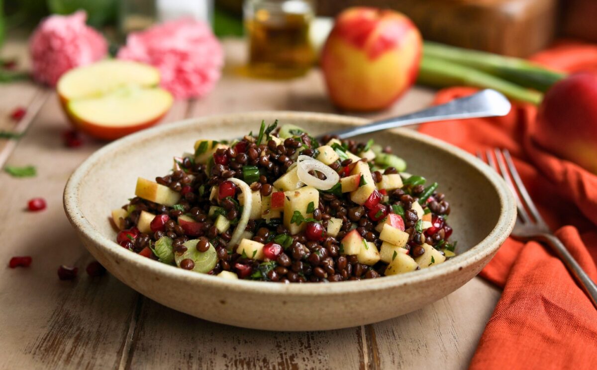 vegan apple summer salad with pomegranate, lentils, and mint for vegan summer salads